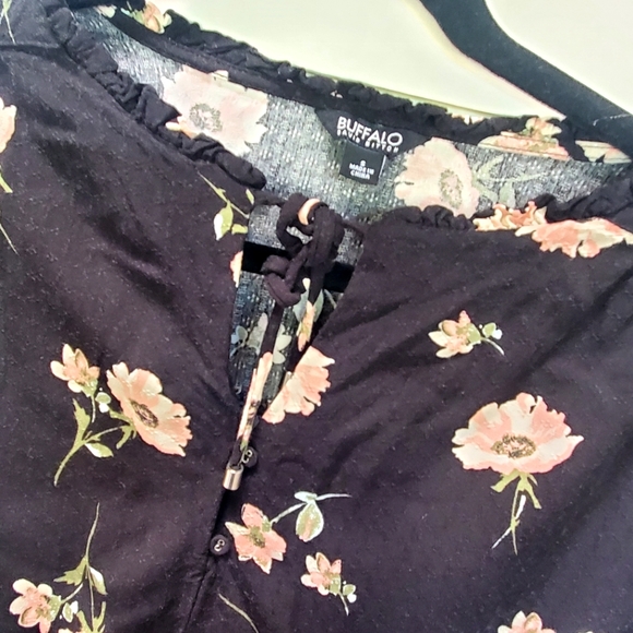 Buffalo, Black pink floral, fluffer sleeve top, split neckline,  size Small - Picture 4 of 5